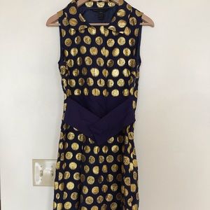 Sleeveless dress with collar